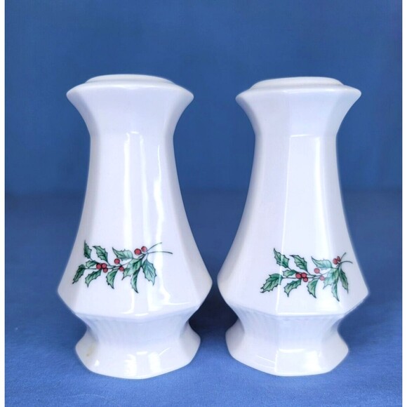 Christmastime Salt & Pepper Shakers NIKKO Japan Holly Berry White Christmas - Picture 3 of 7